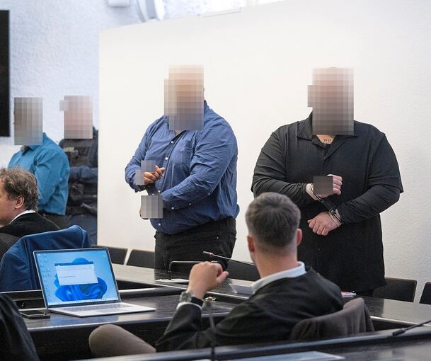 Der ehemalige Wachtmeister (ganz links) und die beiden Securitymänner wurden zu Haftstrafen von vier Jahren und mehr verurteilt.