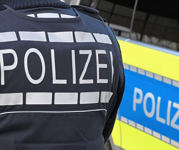 Die Polizei sucht den Fahrgast, der eine Busfahrerin bedroht haben soll.