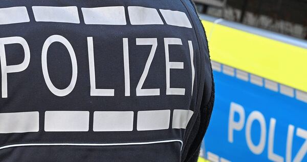 Die Polizei sucht den Fahrgast, der eine Busfahrerin bedroht haben soll.