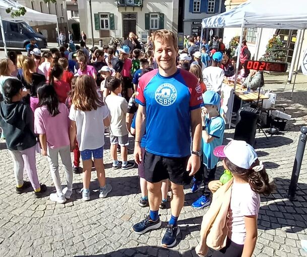 Jürgen Joos inmitten ambitionierter junger Läufer beim Start. Vom Ertrag dieses Events profitieren jetzt kleine Patienten im Olgahospital – unter anderem.