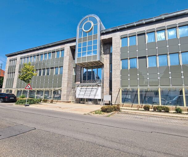 Eigenwillige Architektur: Im 1992 gebauten Gebäude gibt es oben noch Wohnungen, im Untergeschoss eine Tiefgarage.