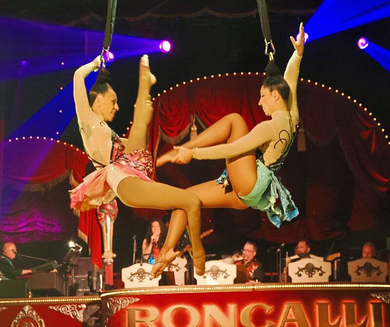 Haarige Performance des Duos Hair Suspension. Haarige Performance des Duos Hair Suspension.