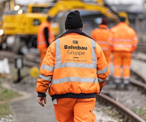 In der kommenden Woche rücken Bauarbeiter an der Brücke über die August-Bebel-Straße in Ludwigsburg an, von Samstag an ist dann auch der Zugverkehr unterbrochen.