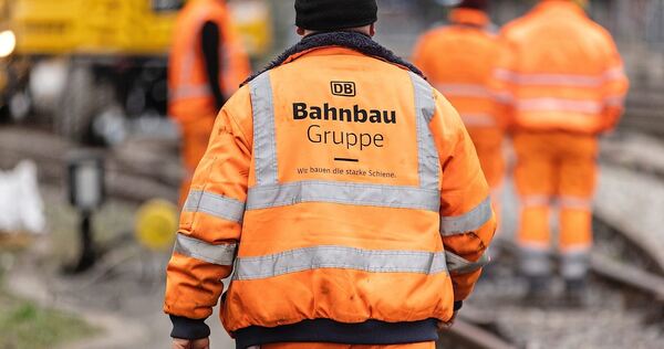 In der kommenden Woche rücken Bauarbeiter an der Brücke über die August-Bebel-Straße in Ludwigsburg an, von Samstag an ist dann auch der Zugverkehr unterbrochen.