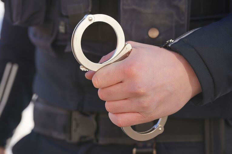Polizei Handschellen - Symbolbild Polizei Handschellen - Symbolbild