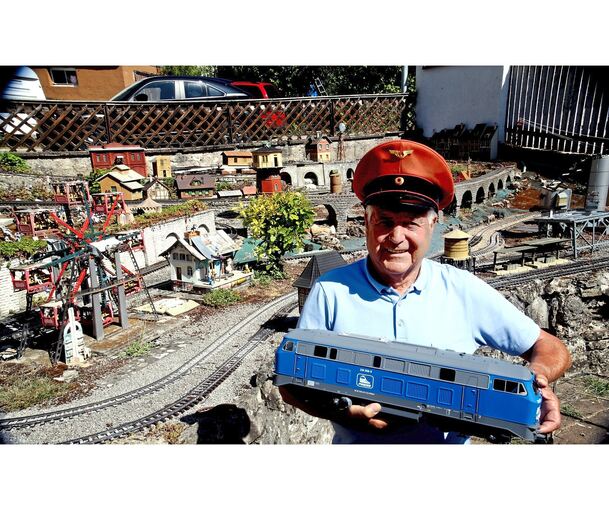 Heinz Knodel lässt 40 Loks mit 120 Wagen auf rund 400 Meter Gleisen über Viadukte und durch Tunnel fahren.