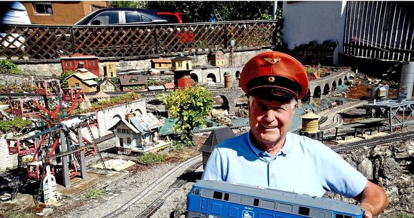 Heinz Knodel lässt 40 Loks mit 120 Wagen auf rund 400 Meter Gleisen über Viadukte und durch Tunnel fahren.