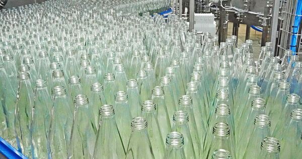 Die Mineralwasserproduktion läuft bei Ensinger in Vaihingen derzeit auf Hochtouren.
