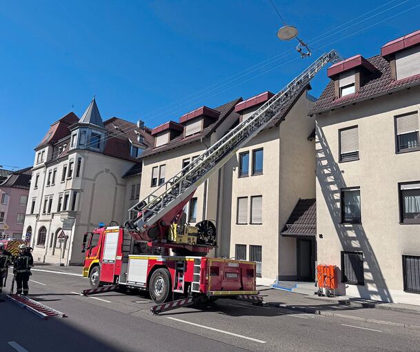 Auch eine Drehleiter kam zum Einsatz. Auch eine Drehleiter kam zum Einsatz.