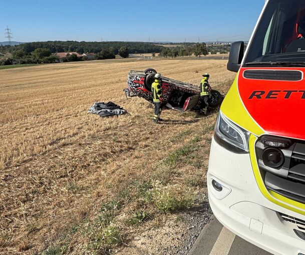 Das Auto ist auf dem Dach liegengeblieben. Das Auto ist auf dem Dach liegengeblieben.