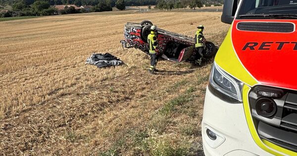 Das Auto ist auf dem Dach liegengeblieben.