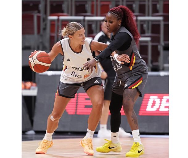 Möchte mit ihren Teamkolleginnen als Vorbild dienen: Alexandra Wilke (links), hier mit Alexis Peterson beim Training in der MHP-Arena.