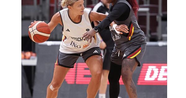 Möchte mit ihren Teamkolleginnen als Vorbild dienen: Alexandra Wilke (links), hier mit Alexis Peterson beim Training in der MHP-Arena.