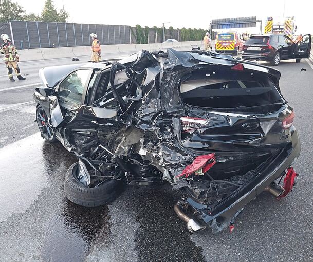 Zerstörtes Fahrzeug nach einem Unfall auf der A81.