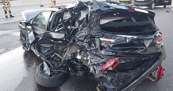Zerstörtes Fahrzeug nach einem Unfall auf der A81.