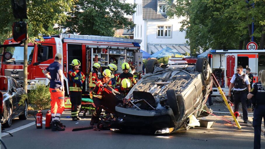 Auto landet bei Unfall auf dem Dach - Mann kommt ins Krankenhaus