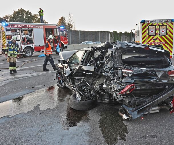 Die beteiligten Fahrzeuge wurden total zerstört. Die beteiligten Fahrzeuge wurden total zerstört.