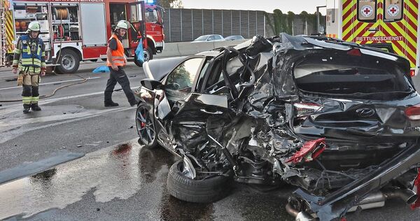 Die beteiligten Fahrzeuge wurden total zerstört.