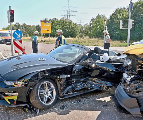 Der Ford Mustang wurde bei dem Unfall komplett zerstört.
