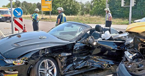 Der Ford Mustang wurde bei dem Unfall komplett zerstört.