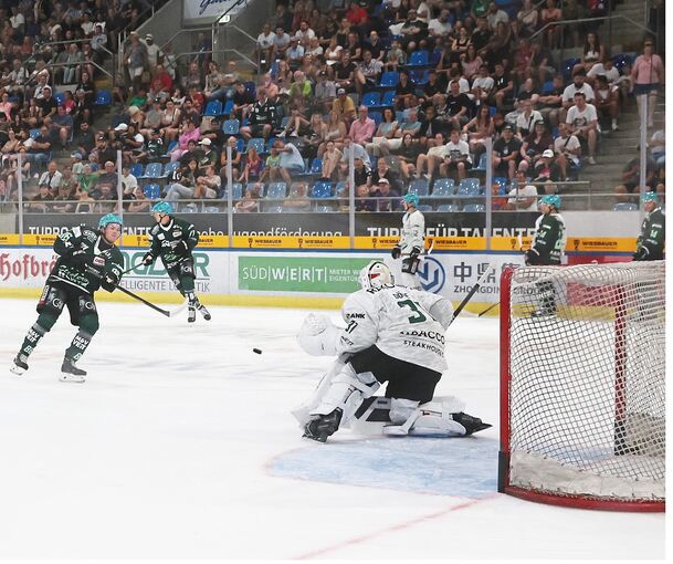 Erster Auftritt im Steelers-Trikot: Nolan Ritchie (links) testet Keeper Dean Döge.