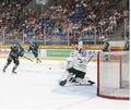 Erster Auftritt im Steelers-Trikot: Nolan Ritchie (links) testet Keeper Dean Döge. Erster Auftritt im Steelers-Trikot: Nolan Ritchie (links) testet Keeper Dean Döge.