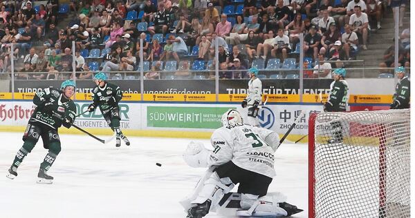 Erster Auftritt im Steelers-Trikot: Nolan Ritchie (links) testet Keeper Dean Döge.