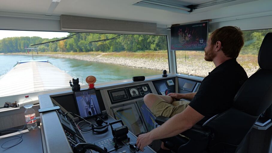 Binnenschiff auf dem Rhein Binnenschiff auf dem Rhein
