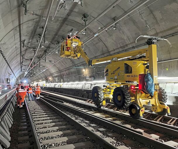 Im Tunnel zwischen der Schwabstraße und der Universität sind Arbeiter dabei, Deckenstromschienen zu installieren. Später folgen Kabelarbeiten für die Hauptstromversorgung.