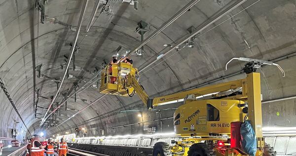 Im Tunnel zwischen der Schwabstraße und der Universität sind Arbeiter dabei, Deckenstromschienen zu installieren. Später folgen Kabelarbeiten für die Hauptstromversorgung.