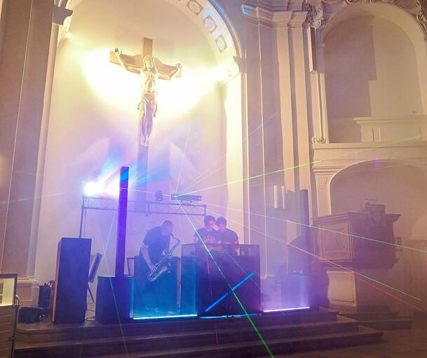 Elektronische Musik hallt im Zuge von „Good Night“ durch die Stadtkirche.