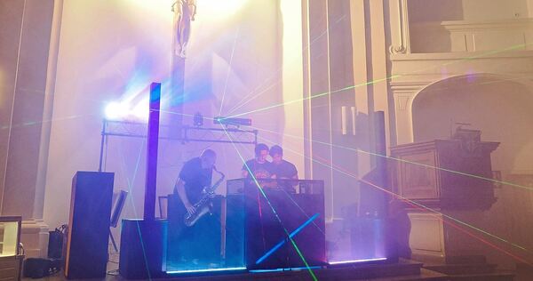 Elektronische Musik hallt im Zuge von „Good Night“ durch die Stadtkirche.