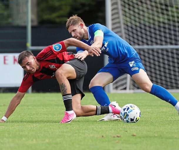 Dormerkingens Baris Acikgöz (links) im Zweikampf mit Jannik Dannhäußer vom FSV 08 Bietigheim-Bissingen.