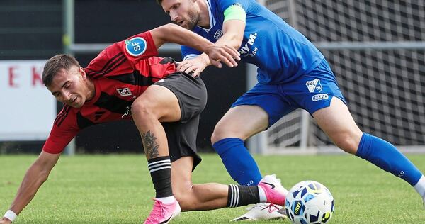 Dormerkingens Baris Acikgöz (links) im Zweikampf mit Jannik Dannhäußer vom FSV 08 Bietigheim-Bissingen.