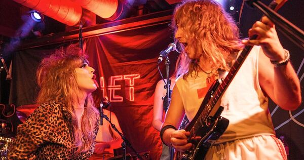 Violet haben sich einst in der Rockfabrik kennengelernt. Beim Klinke-Festival feiert die Band den AOR-Sound der Achtziger – mit großen Riffs, Retro-Posen und einer Frontfrau mit Starpotenzial.