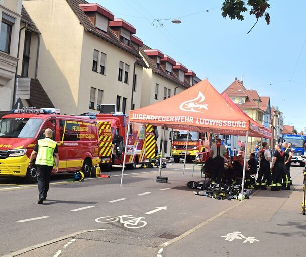 Mit einem Großaufgebot sind Feuerwehr und Technisches Hilfswerk in der Martin-Luther-Straße im Einsatz.