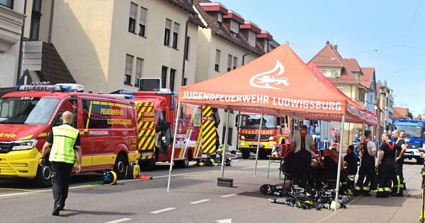 Mit einem Großaufgebot sind Feuerwehr und Technisches Hilfswerk in der Martin-Luther-Straße im Einsatz.