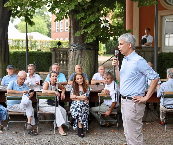 Steffen Bilger redet beim Frühschoppen der CDU Ludwigsburg über Niedrigwasser und natürlich die Bahn.