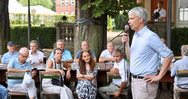 Steffen Bilger redet beim Frühschoppen der CDU Ludwigsburg über Niedrigwasser und natürlich die Bahn.