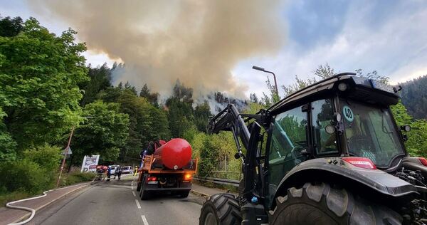 Großeinsatz bei Waldbrand bei Schramberg