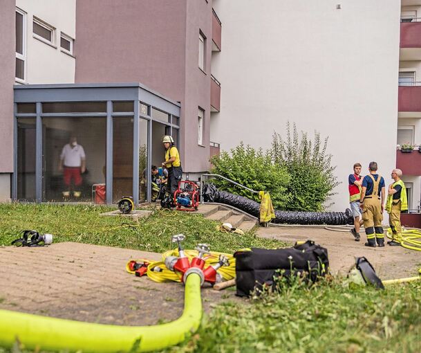 Am Sonntag brannte es im Kellergeschoss eines Mehrfamilienhauses in Schwiebederingen. Die Anwohner reagierten vorbildlich in der Gefahrensituation.