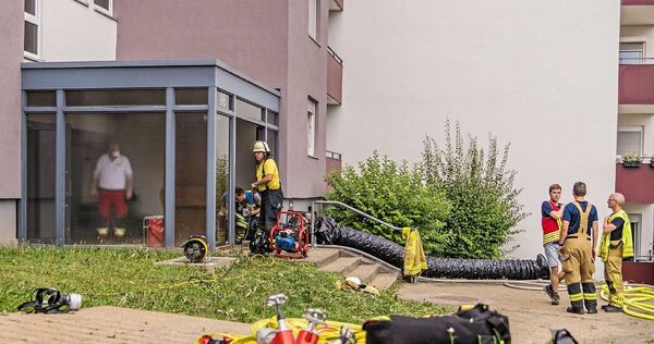 Am Sonntag brannte es im Kellergeschoss eines Mehrfamilienhauses in Schwiebederingen. Die Anwohner reagierten vorbildlich in der Am Sonntag brannte es im Kellergeschoss eines Mehrfamilienhauses in Schwiebederingen. Die Anwohner reagierten vorbildlich in der Gefahrensituation.