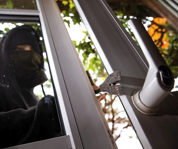 Die Einbrecher gelangten über ein Fenster in die Geschäftsräume. Die Einbrecher gelangten über ein Fenster in die Geschäftsräume.