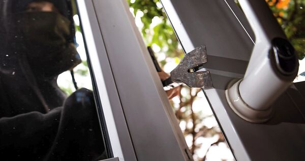 Die Einbrecher gelangten über ein Fenster in die Geschäftsräume.
