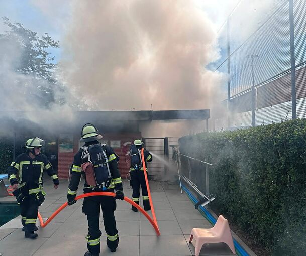 Bei hohen Temperaturen ist die Feuerwehr im Einsatz. Bei hohen Temperaturen ist die Feuerwehr im Einsatz.