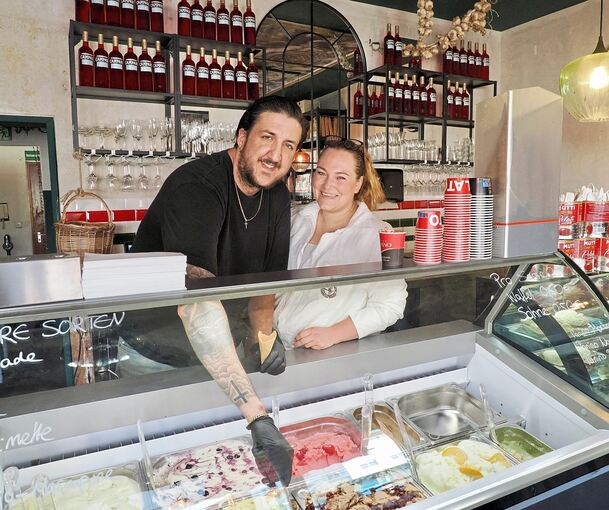 Angelo Salvatore macht das Eis selbst, seine Partnerin Verena Harbich ist für die Bar verantwortlich.