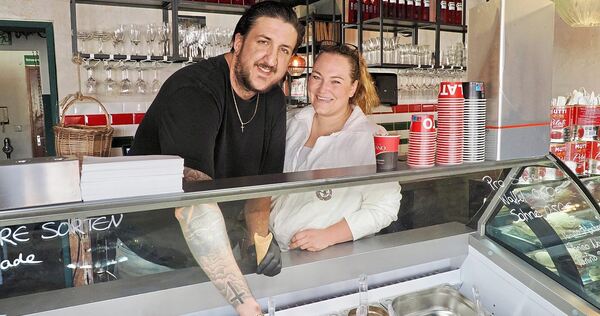 Angelo Salvatore macht das Eis selbst, seine Partnerin Verena Harbich ist für die Bar verantwortlich.