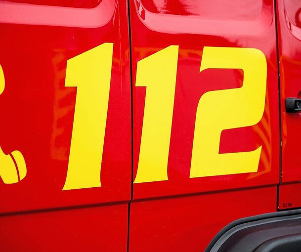 Die Feuerwehr löscht die Flammen. Die Feuerwehr löscht die Flammen.