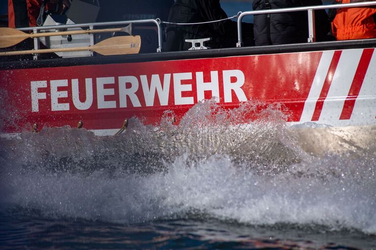 Feuerwehr rettet Passanten und Schwimmer Feuerwehr rettet Passanten und Schwimmer