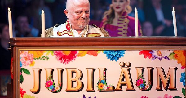 Georg Pommer auf seinem Klavierfahrrad von Circus Roncalli. Georg Pommer auf seinem Klavierfahrrad von Circus Roncalli.
